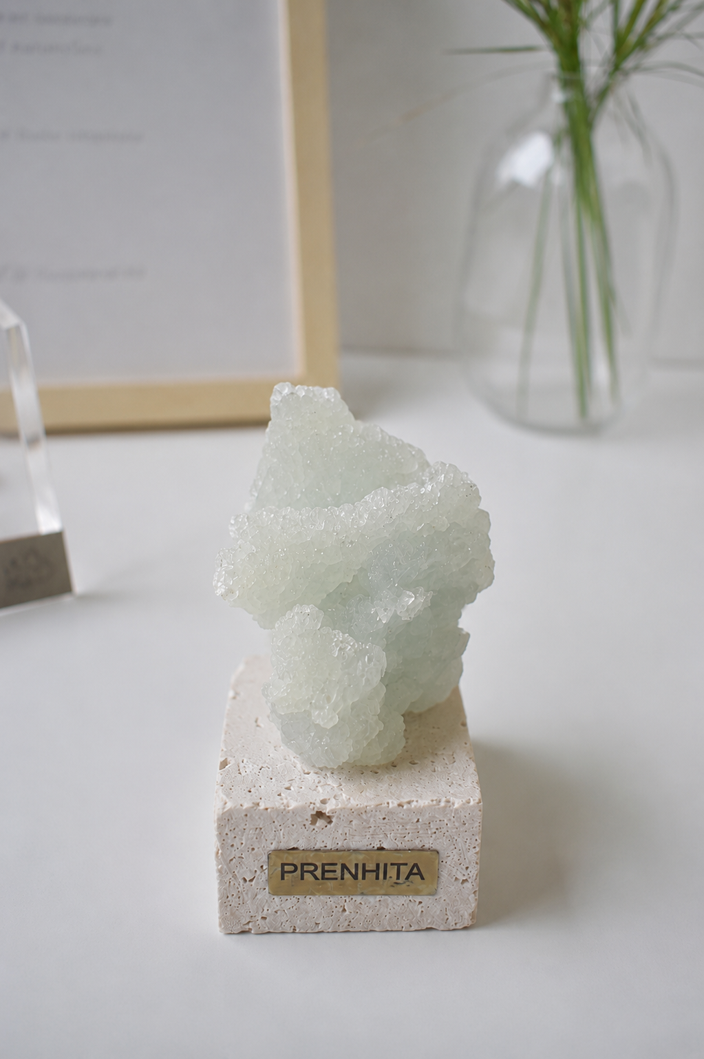 Prehnita en pedestal en base de piedra