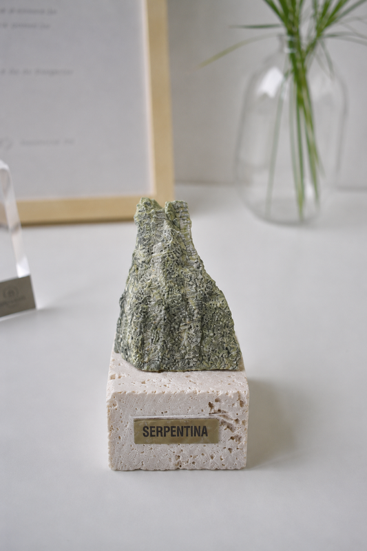 Serpentina en pedestal de piedra