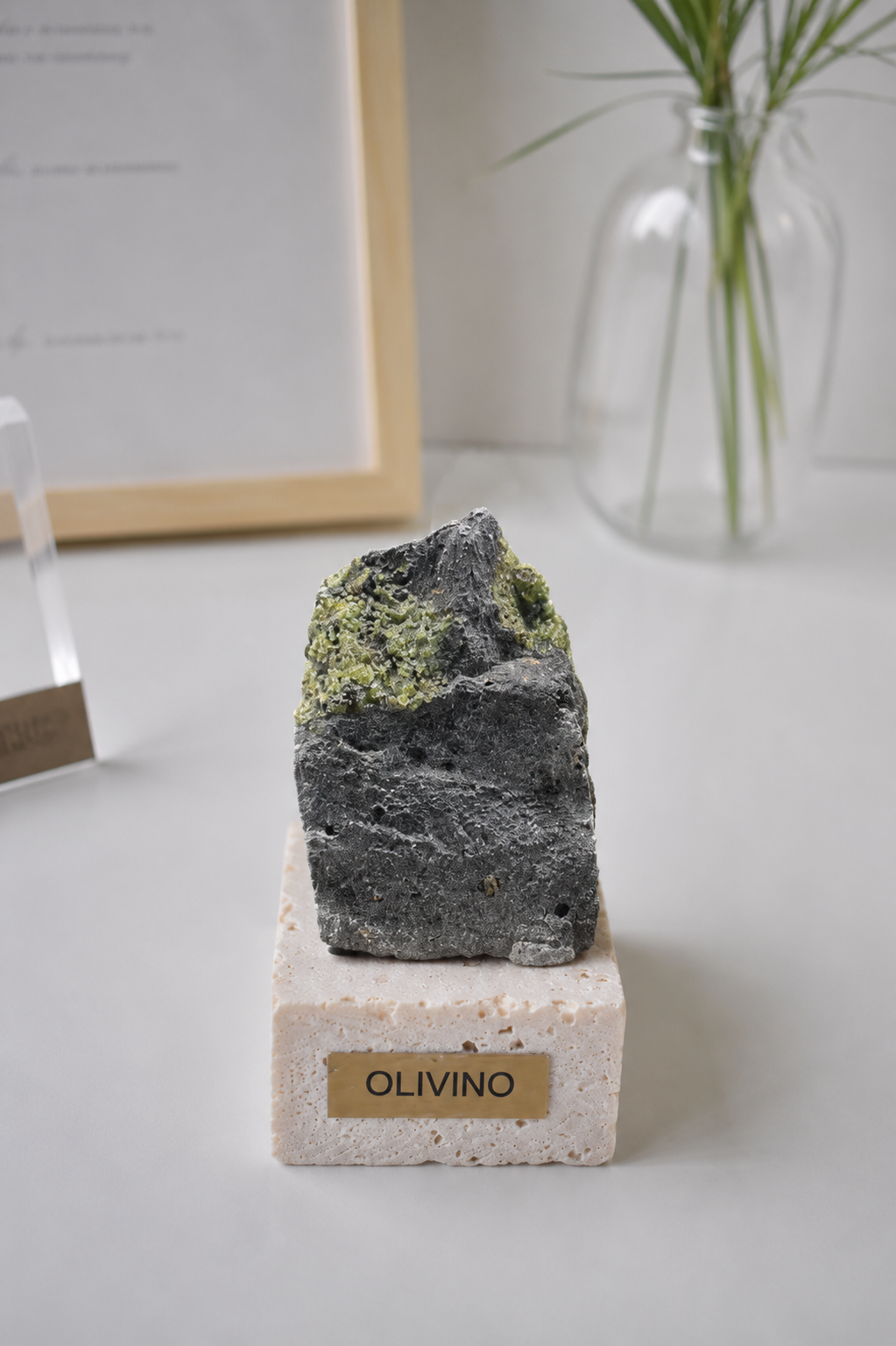 Olivino en pedestal de piedra