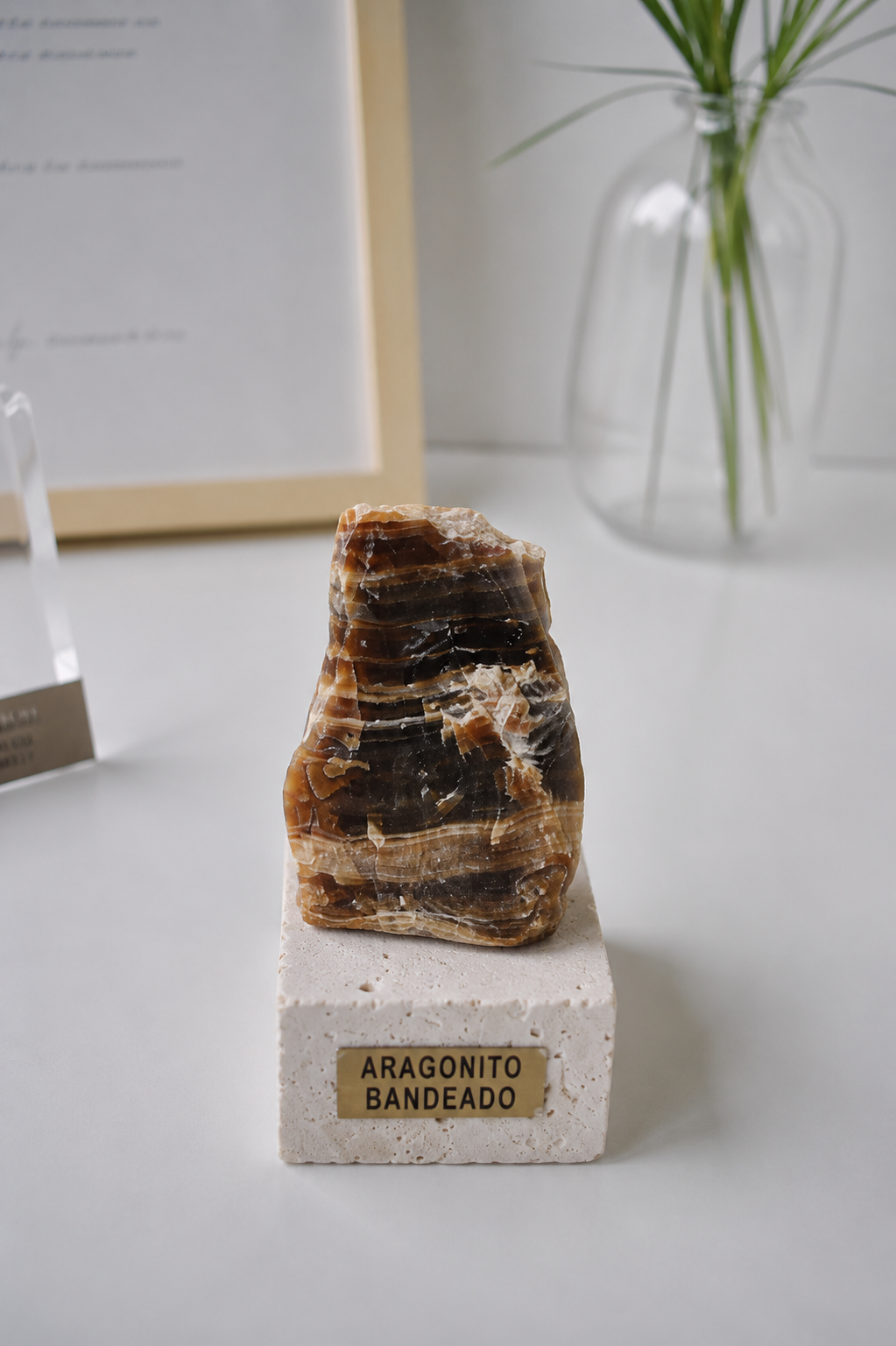 Aragonito bandeado en pedestal de piedra