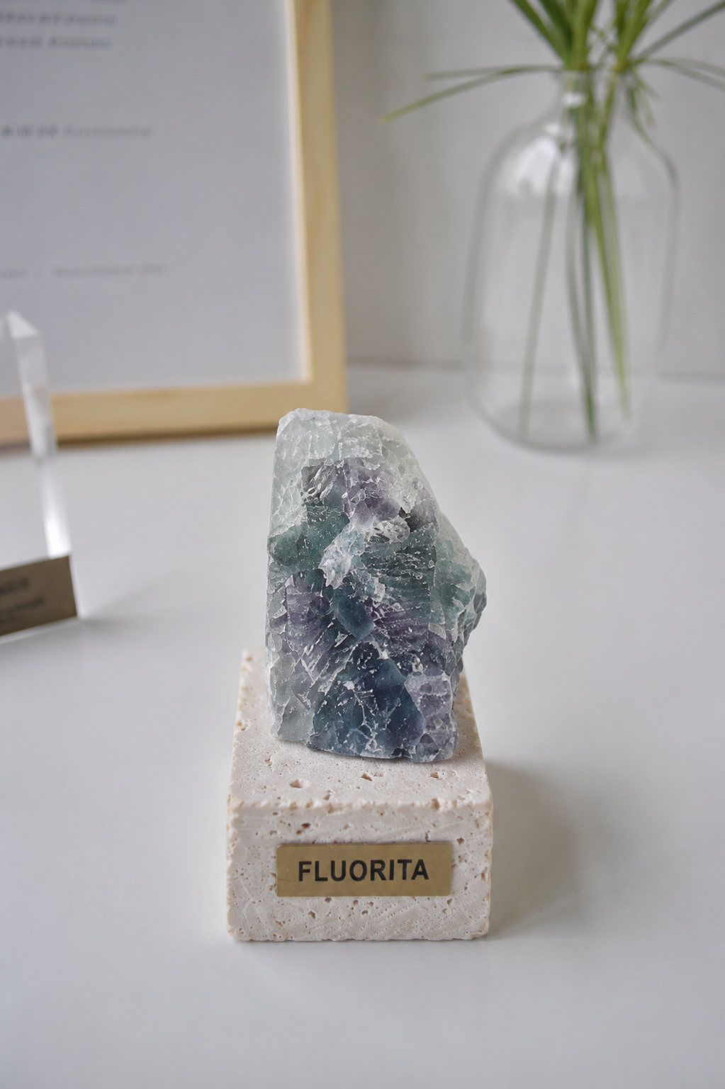 Fluorita en pedestal de piedra