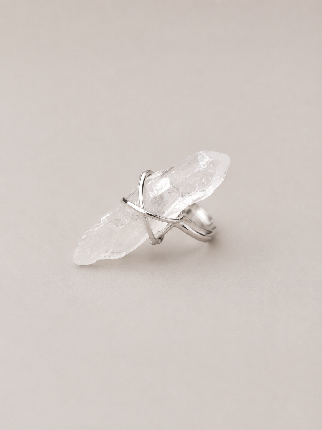 Anillo ajustable en plata de ley con punta de cuarzo blanco en bruto