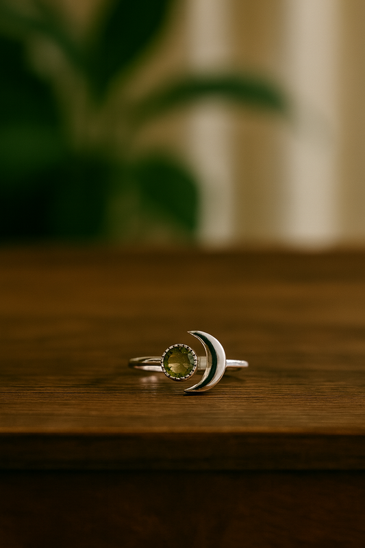 Anillo de Plata de Ley 925 con peridoto facetada