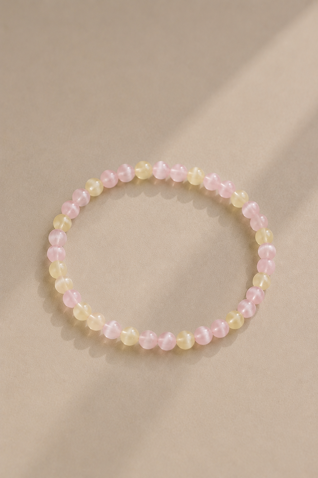 Pulsera selenita rosa y blanca pastel