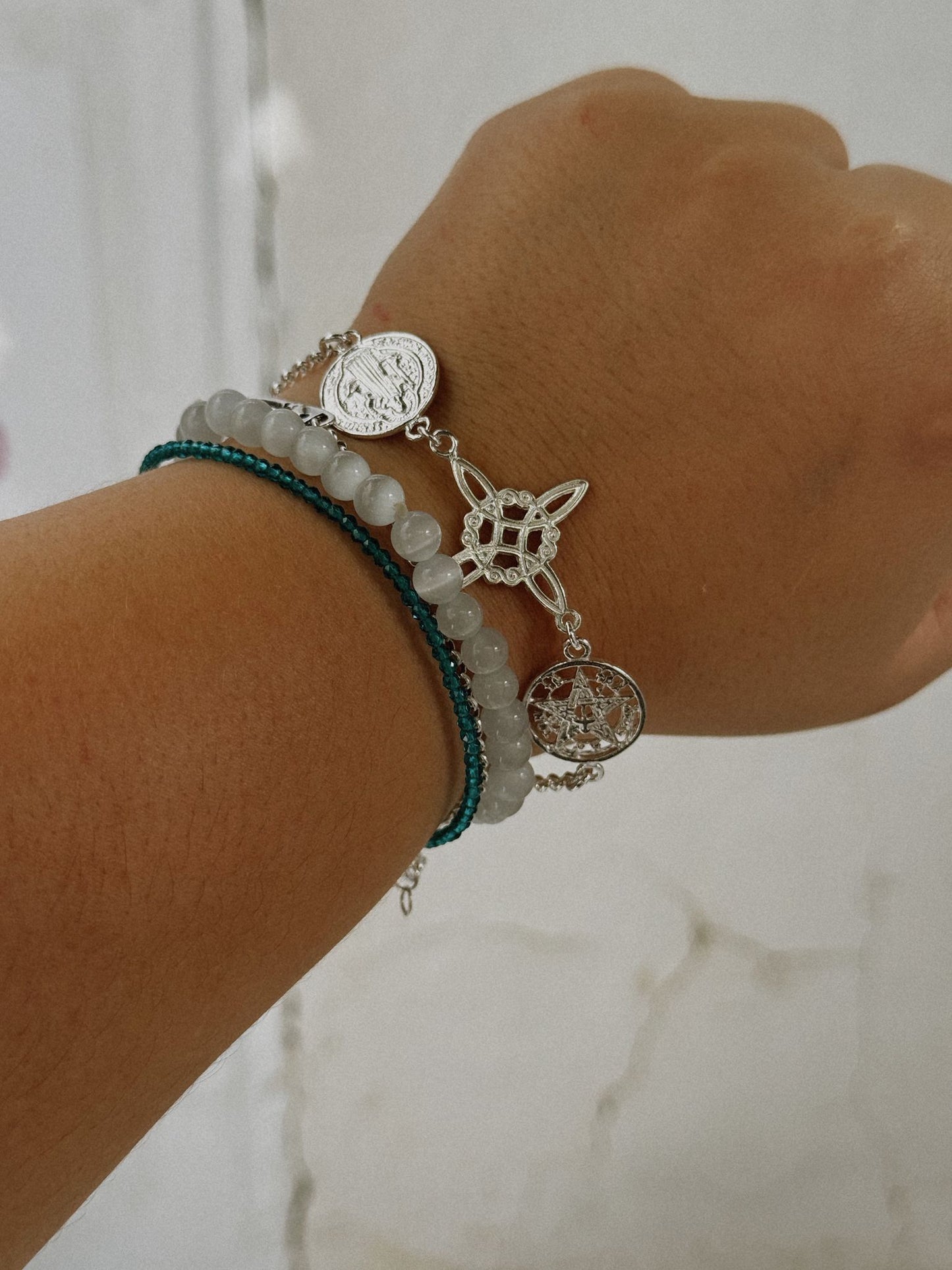 Pulsera nudo de bruja, tetragrámaton y san Benito "plata 925"