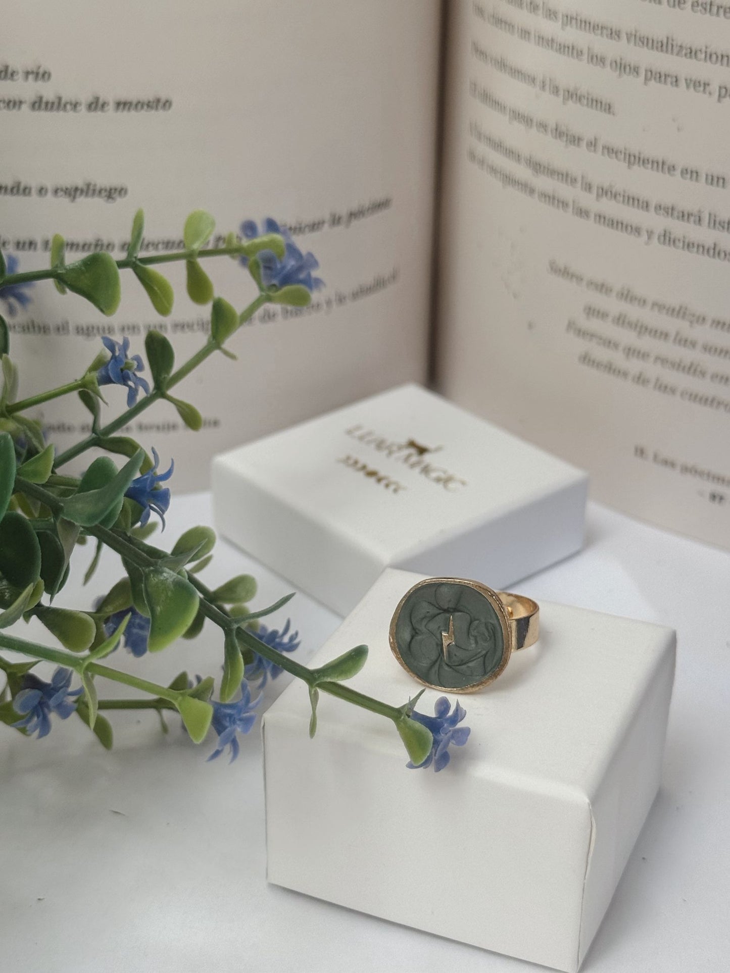 Anillo ajustable con diseño de rayo