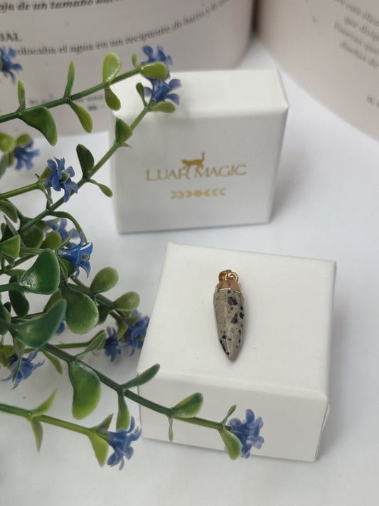 Colgante Colmillo de Jaspe Dálmata en Acero Inoxidable