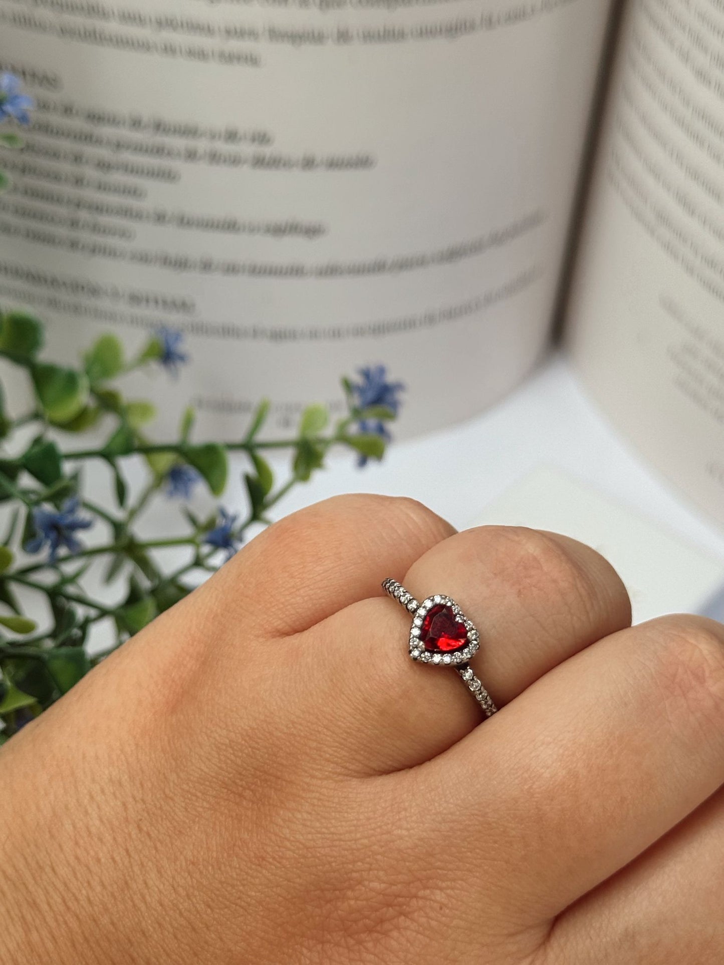 Anillo de Rubí en Forma de Corazón con Circonitas – Plata de Ley 925