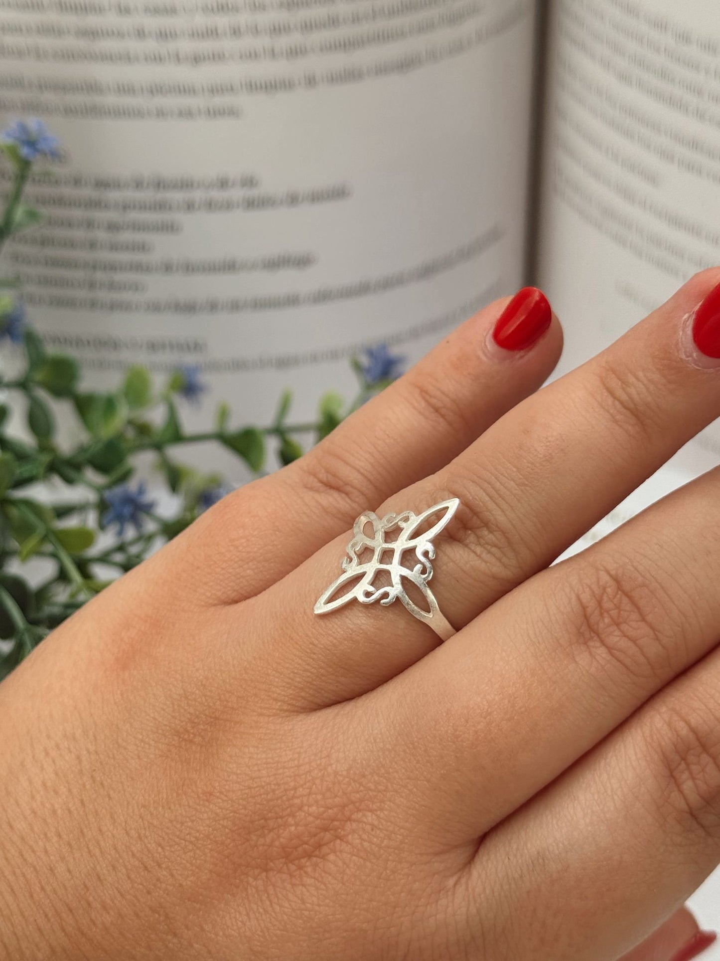 Anillo Exclusivo Nudo de Bruja en Plata de Ley 925 – Ajustable