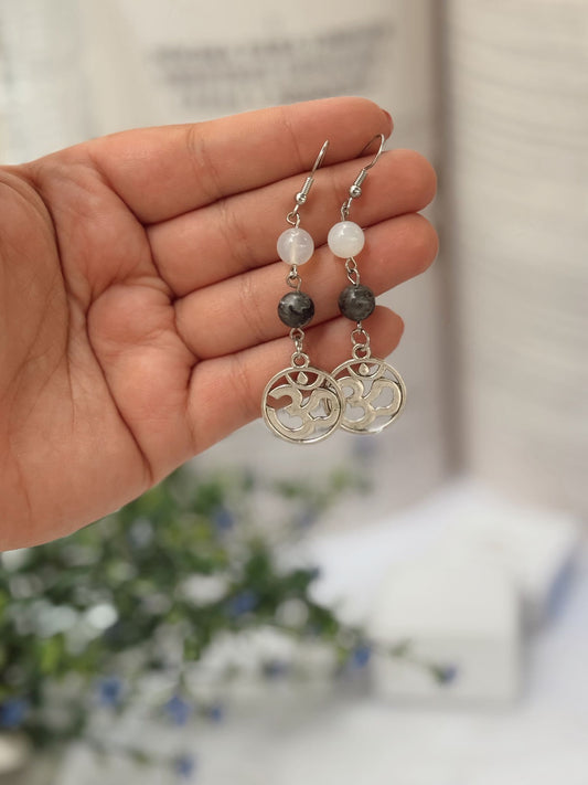 Pendientes Símbolo Om con Labradorita y Cuarzo Blanco – Acero Inoxidable