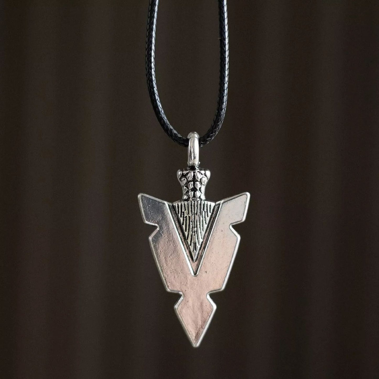 Collar de cordón vikingo con punta de flecha de fuerza