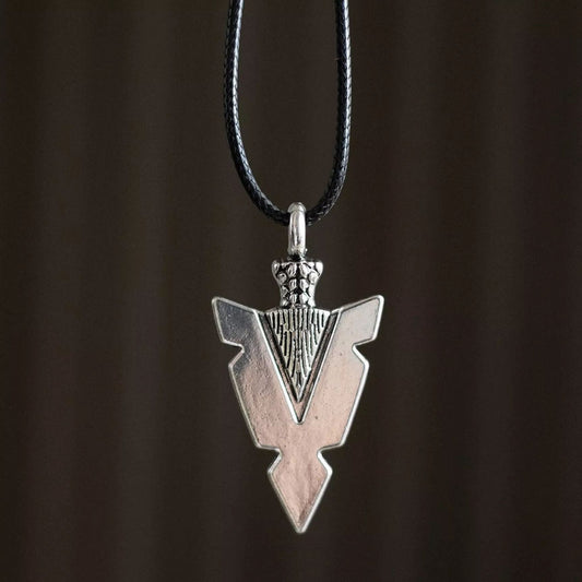 Collar de cordón vikingo con punta de flecha de fuerza