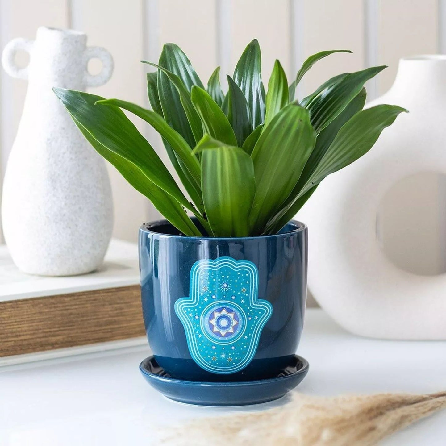 Maceta de cerámica con forma de mano de Hamsa
