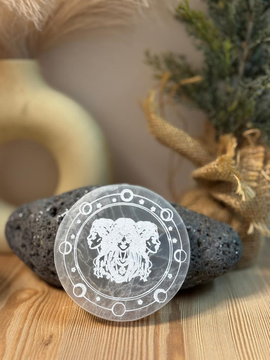 Placa de Selenita con Grabado de la Triple Diosa Hécate