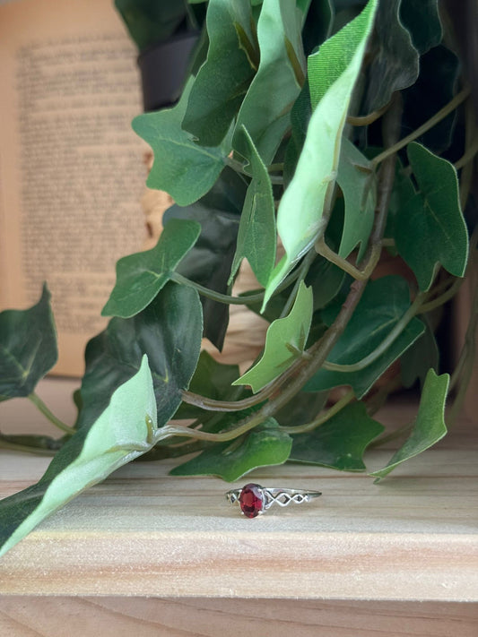 Anillo rubí facetado