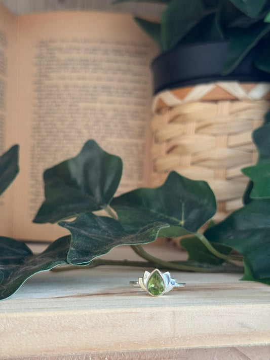 Anillo Flor de Loto con Peridoto Facetado en Plata 925