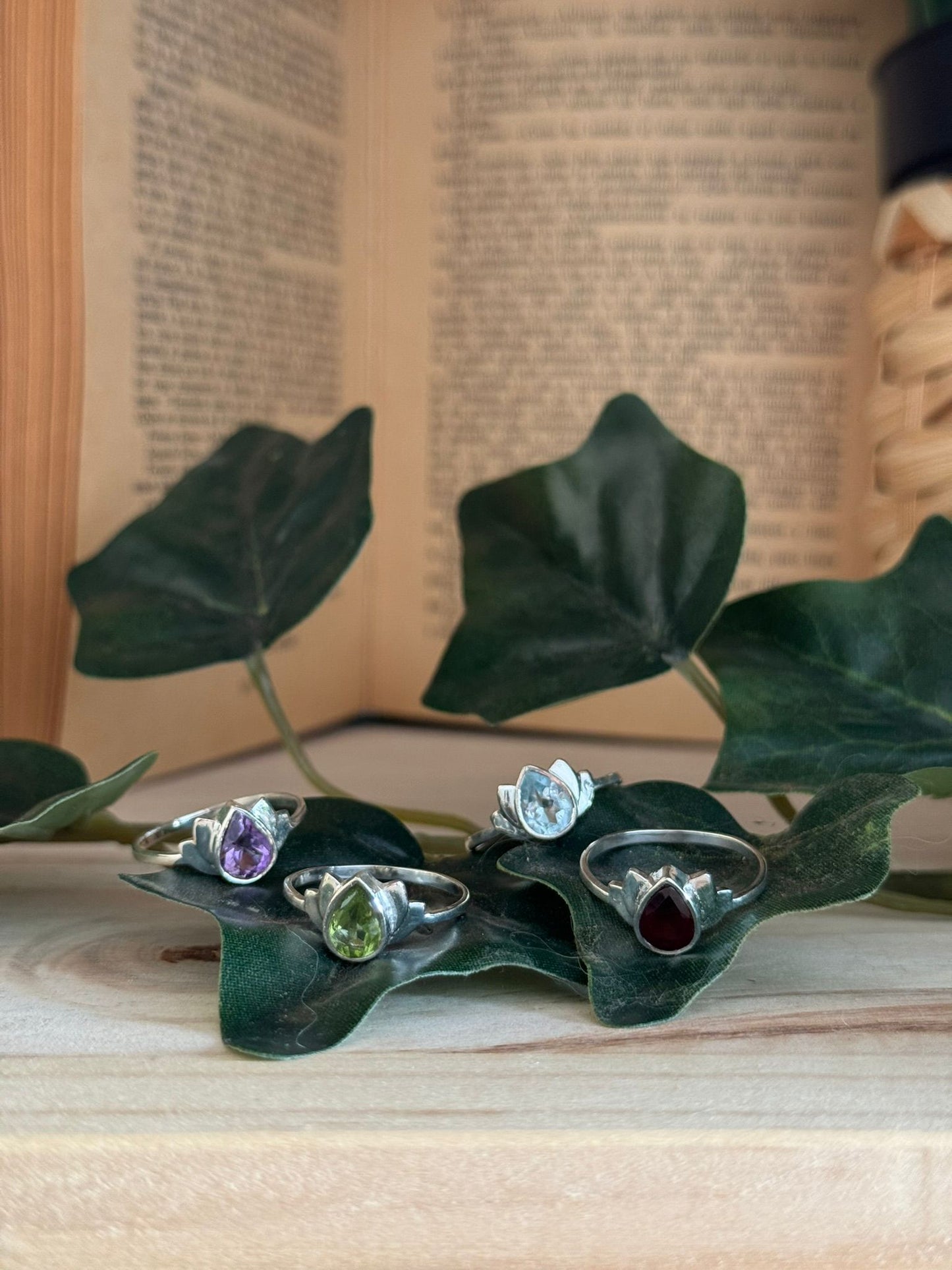 Anillo Flor de Loto con Peridoto Facetado en Plata 925