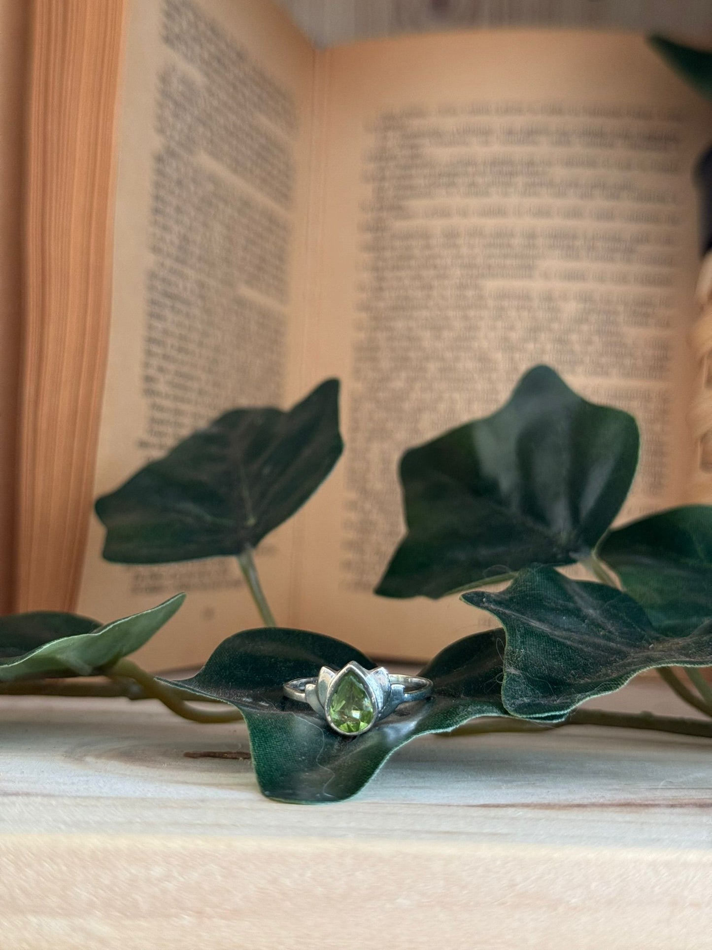 Anillo Flor de Loto con Peridoto Facetado en Plata 925