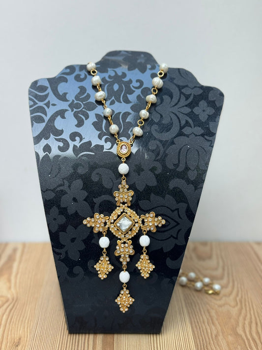 Cruz Bizantina con Colgante de Perlas de Río, Nácar, Ónix Blanco, Cuarzo Rosa y Circonitas (hecha a mano)