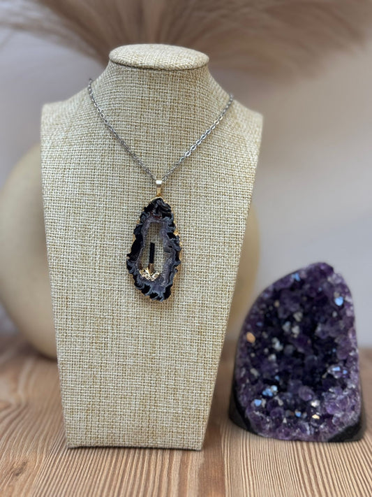 Colgante Geodino de Ágata con Drusa de Cuarzo Blanco y Turmalina Negra en Plata 925