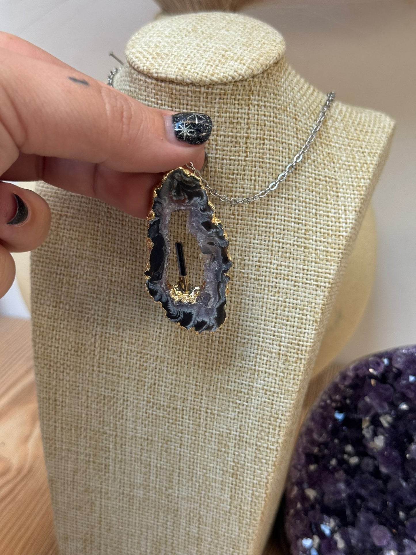 Colgante Geodino de Ágata con Drusa de Cuarzo Blanco y Turmalina Negra en Plata 925