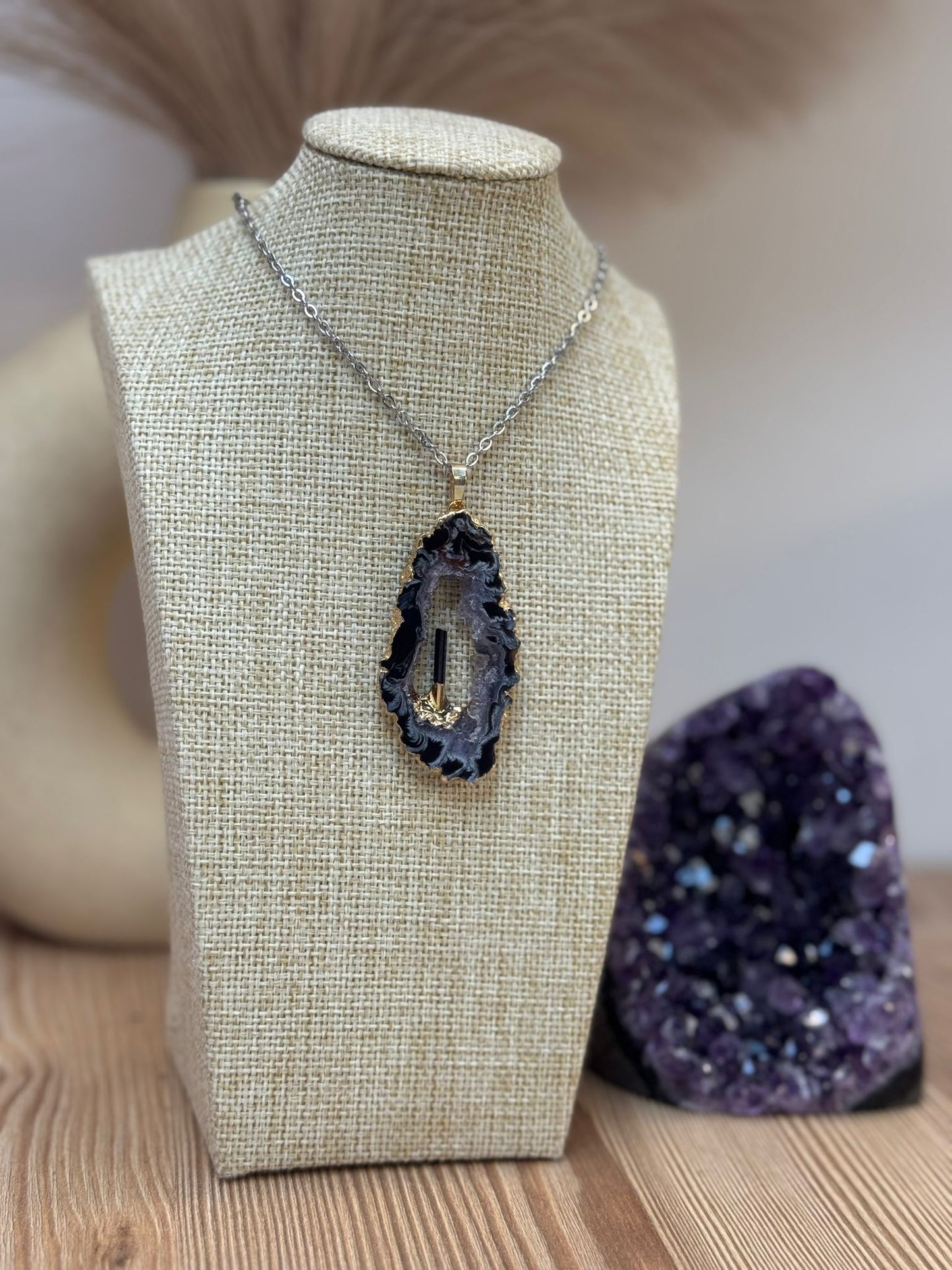 Colgante Geodino de Ágata con Drusa de Cuarzo Blanco y Turmalina Negra en Plata 925