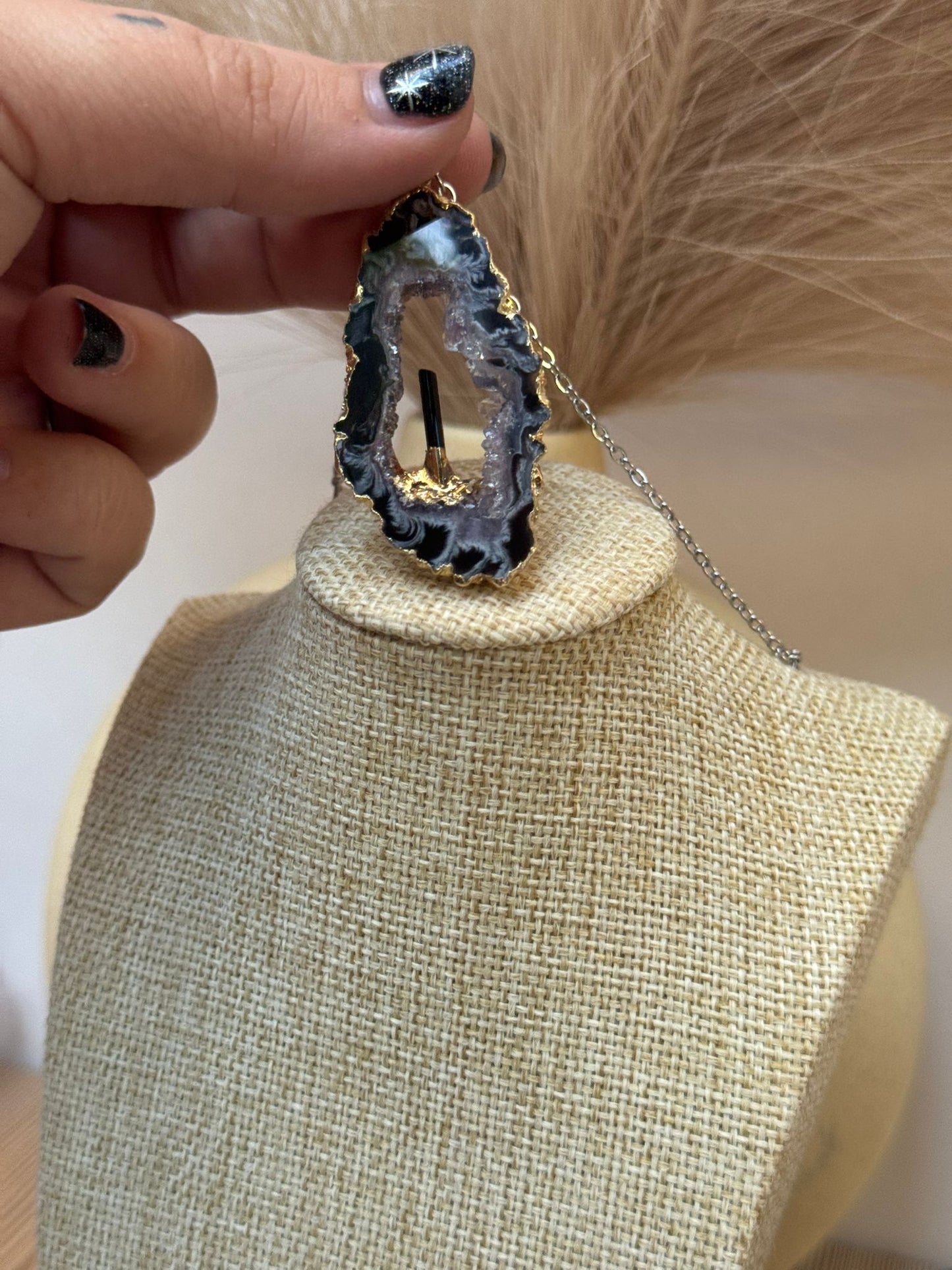 Colgante Geodino de Ágata con Drusa de Cuarzo Blanco y Turmalina Negra en Plata 925