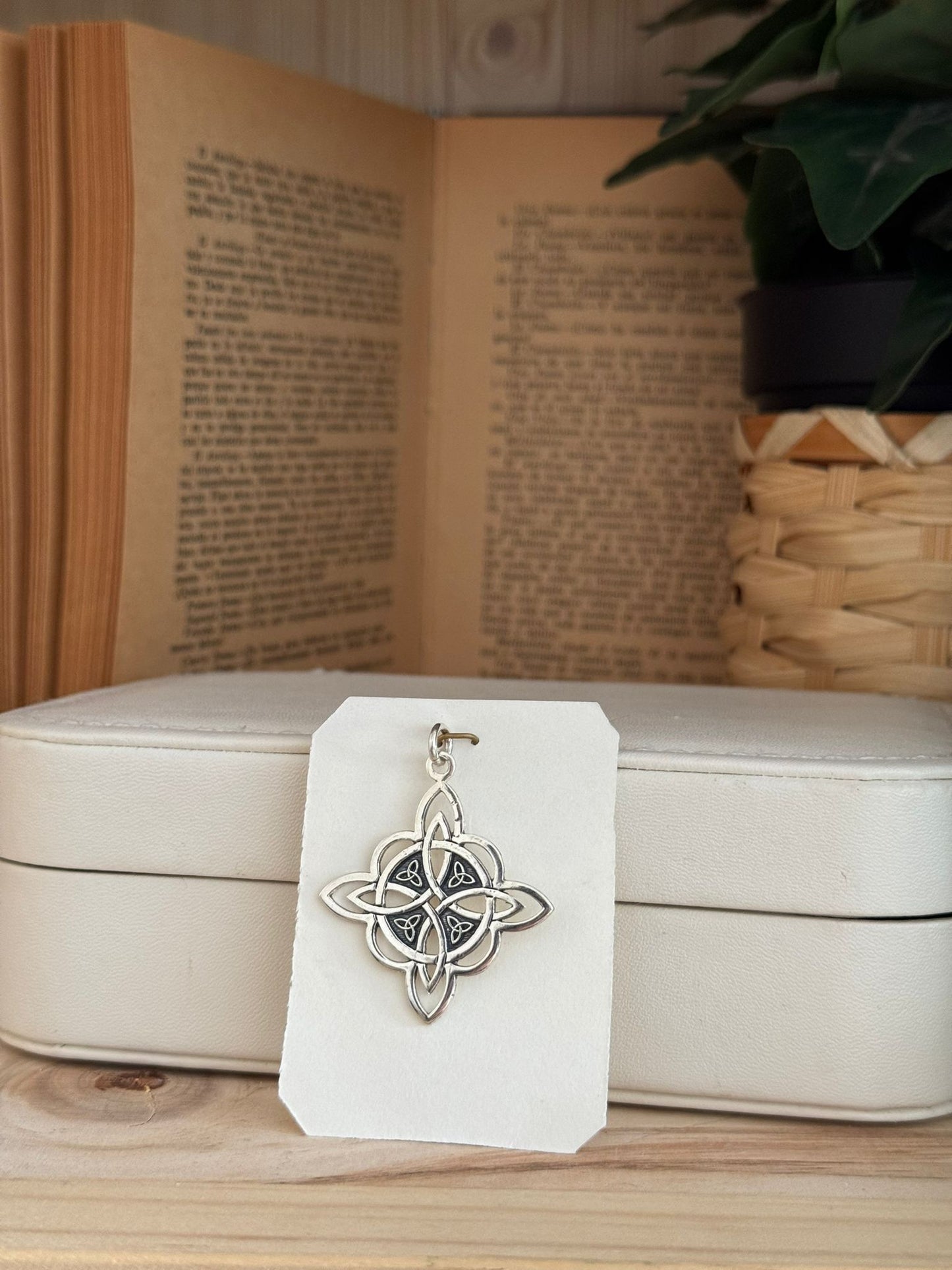 Colgante Nudo de Bruja Artesanal en Plata 925 – Hecho a Mano, Exclusivo