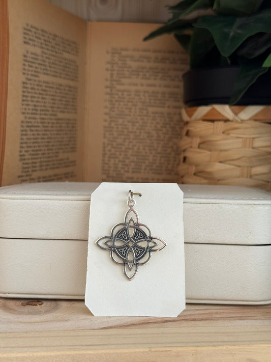 Colgante Nudo de Bruja Artesanal en Plata 925 – Hecho a Mano, Exclusivo