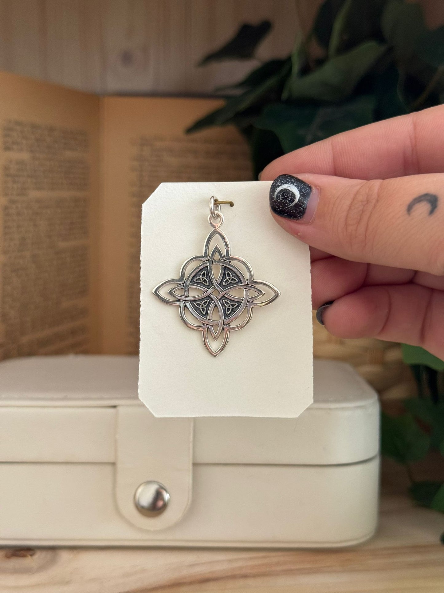 Colgante Nudo de Bruja Artesanal en Plata 925 – Hecho a Mano, Exclusivo