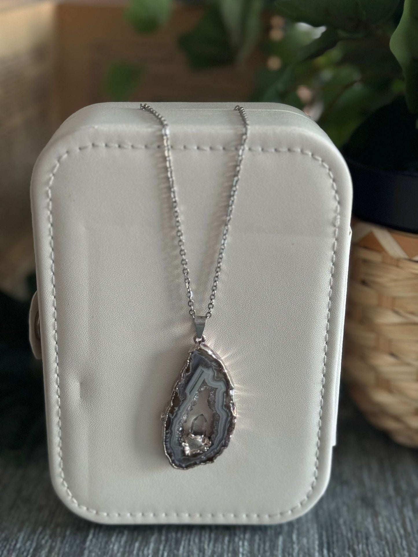 Colgante Geodino de Ágata Ángel con Cuarzo Blanco en Punta plata 925