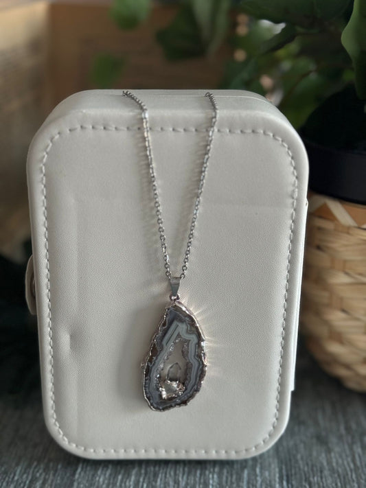 Colgante Geodino de Ágata Ángel con Cuarzo Blanco en Punta plata 925