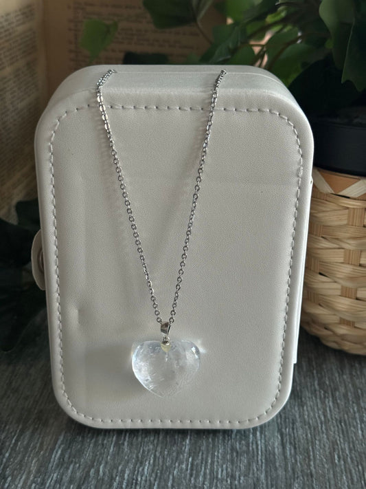 Colgante Corazón de Cuarzo Blanco Maestro – Calidad AA Extra plata 925