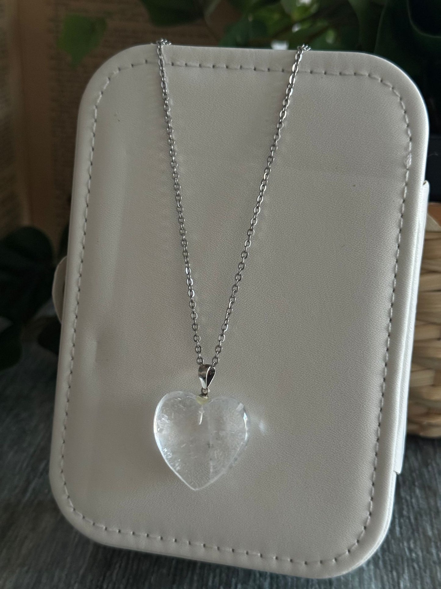 Colgante Corazón de Cuarzo Blanco Maestro – Calidad AA Extra plata 925