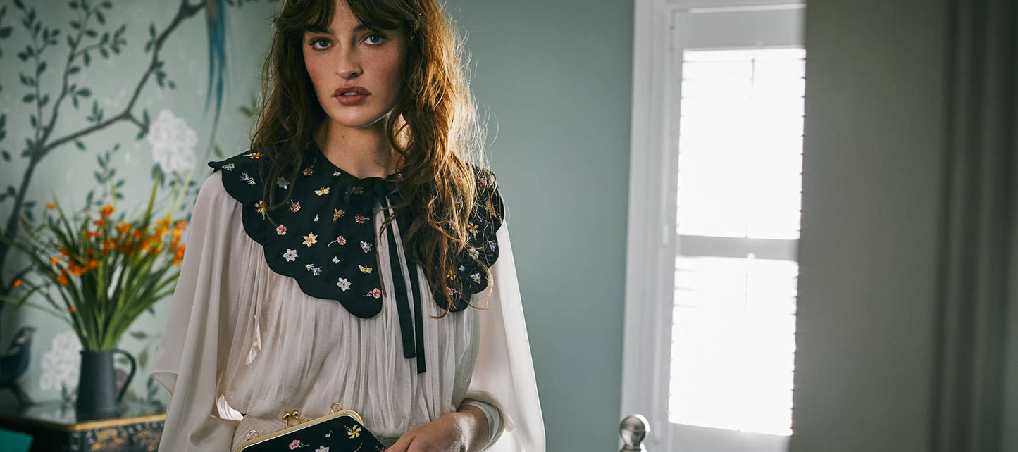 Cuello bordado de satén negro Floral Ditsy