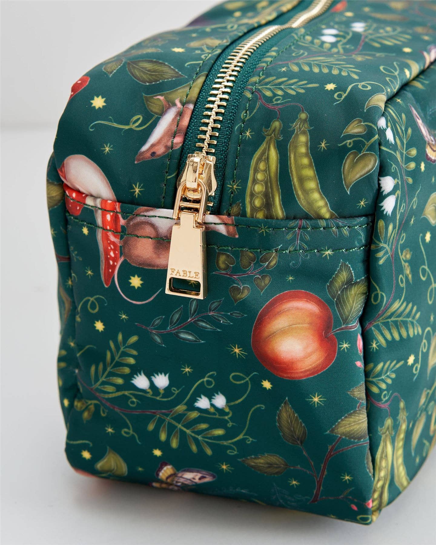 Bolsa de viaje FABLE x Catherine Rowe Into the Woods, color verde