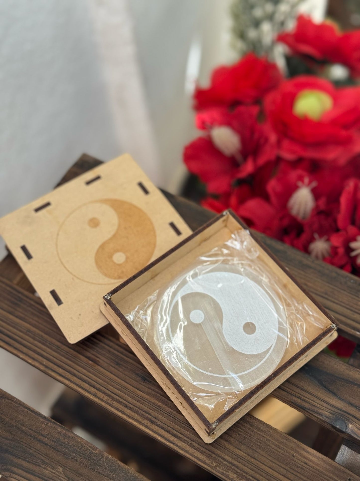 Caja de madera y placa de selenita con grabado de yin yang