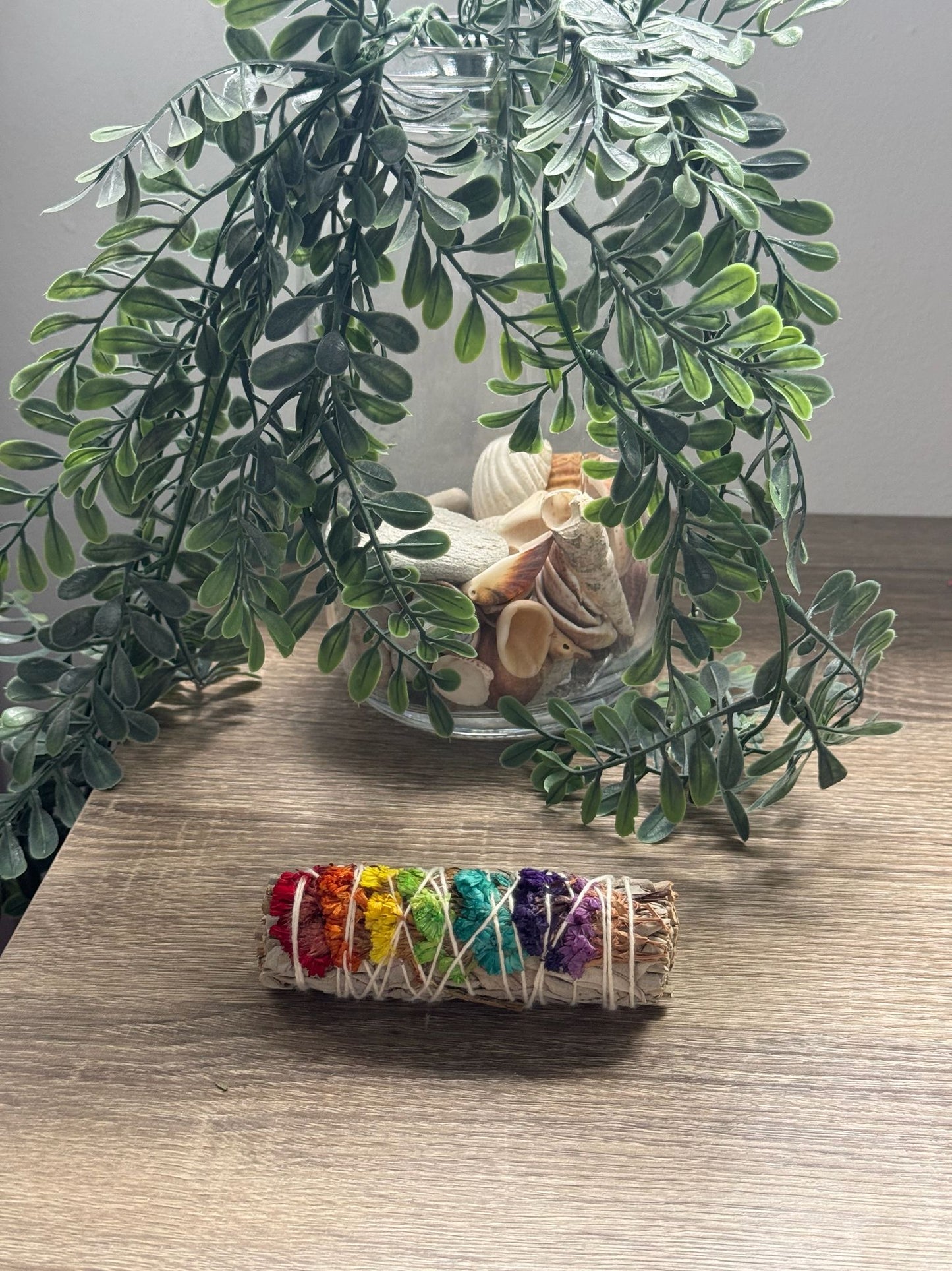 Atado de salvia blanca con flores de 7 chakras