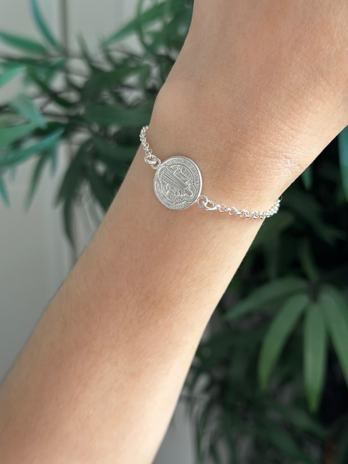 Pulsera de plata con medalla de san Benito