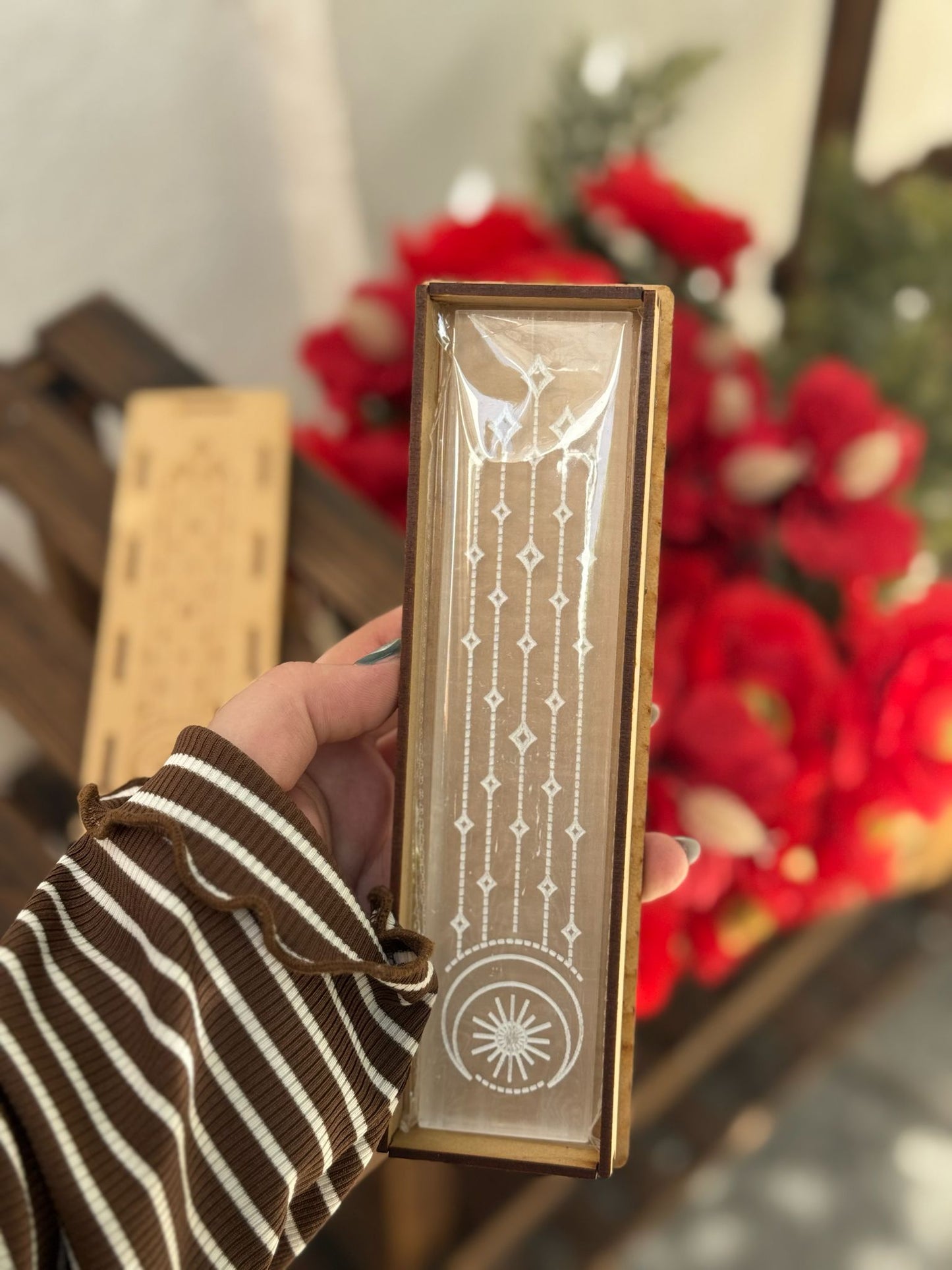 Caja de madera y placa de selenita con símbolos de la unión de la energía lunar