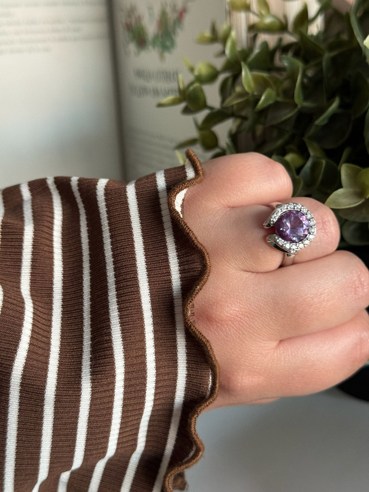 Anillo de plata con amatista y circonitas
