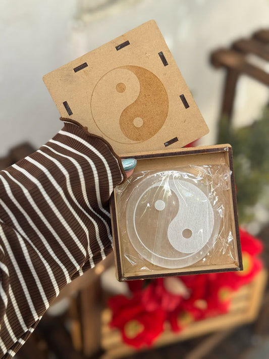 Caja de madera y placa de selenita con grabado de yin yang