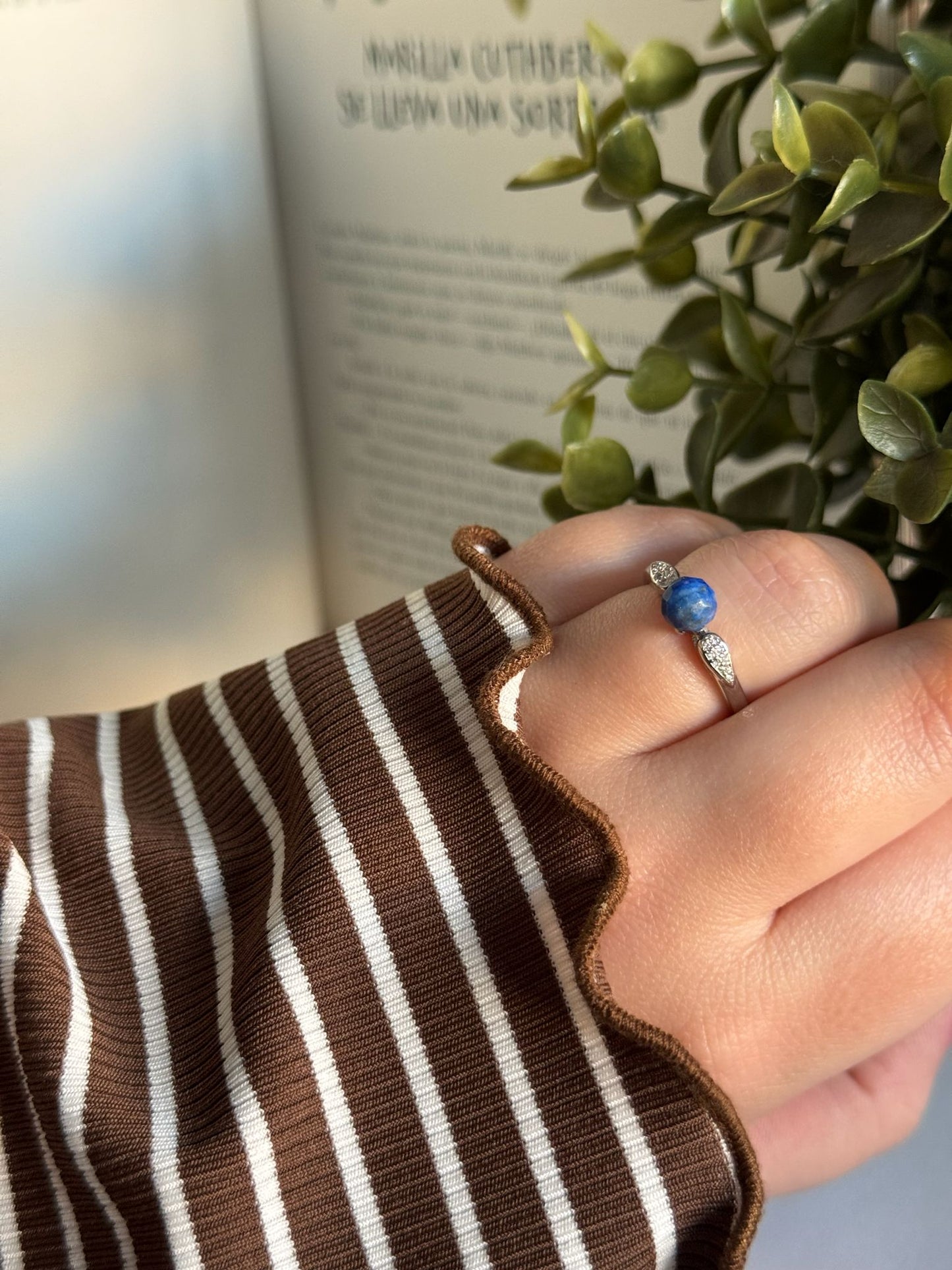 Anillo ajustable de plata de ley 925 con esfera de lapislázuli y circonitas