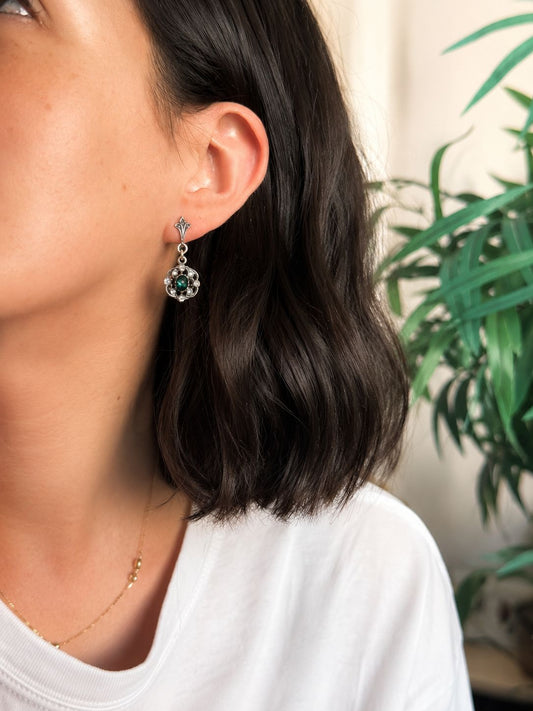 Pendientes isabelinos de plata con esmeralda y circonitas