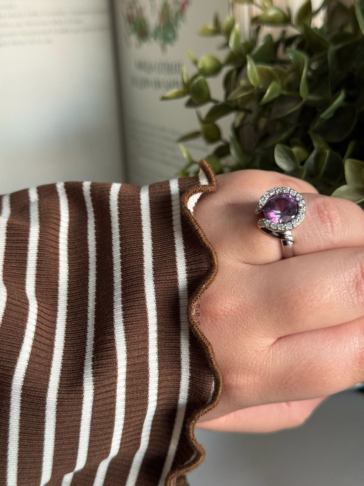 Anillo de plata con amatista y circonitas