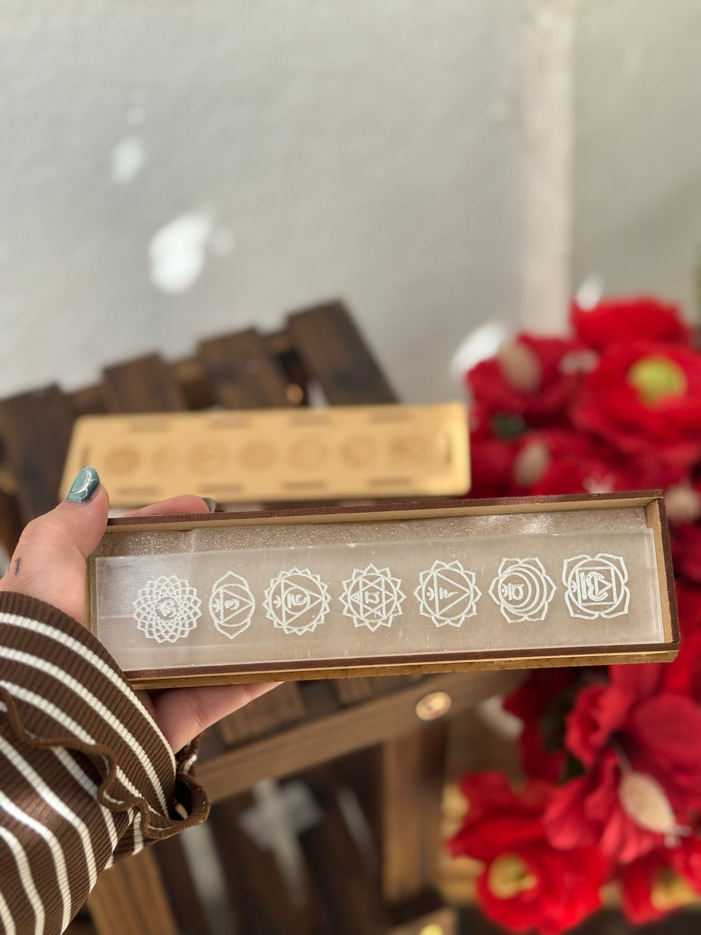 Caja de madera y placa de selenita con grabado de los 7 chakras