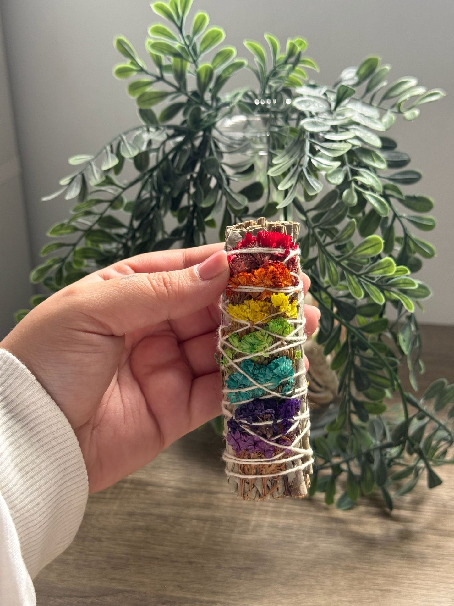Atado de salvia blanca con flores de 7 chakras