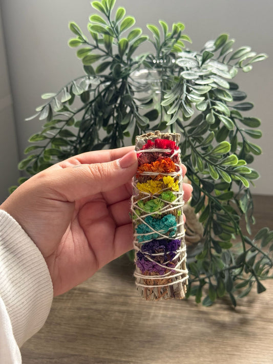 Atado de salvia blanca con flores de 7 chakras