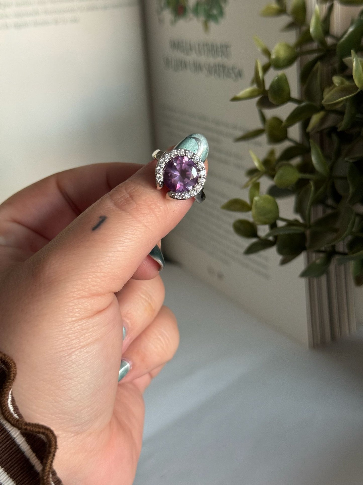 Anillo de plata con amatista y circonitas