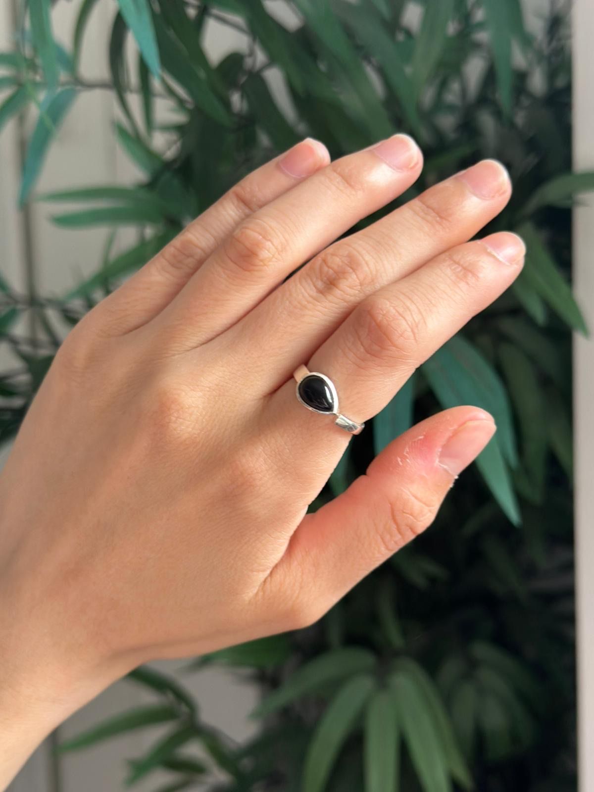 Anillo ajustable de turmalina negra